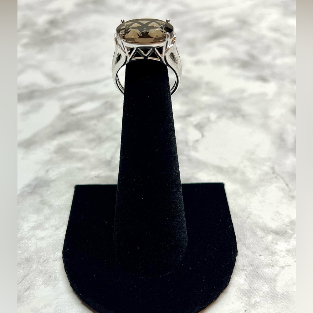 Elegant Silver Ring with Smoky Stone